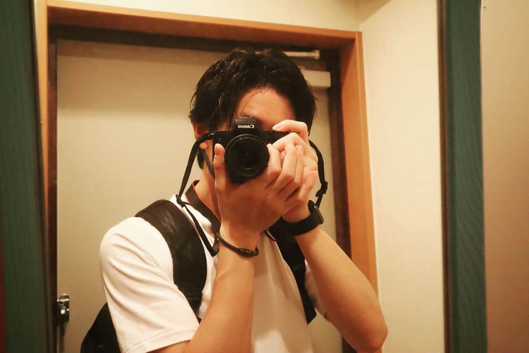 岩城滉太さんのインスタグラム写真 - (岩城滉太Instagram)「カメラはじめました。  写真だけじゃなくて 動画も撮れるカメラを選びました！  日々の生活の中にある何気ないものを、めちゃくちゃ綺麗に撮れるようにがんばります（これを機に外に出るようにします）  #一眼レフ #一眼レフ初心者 #カメラ好きな人と繋がりたい #camera #canon #eoskissm」7月4日 10時42分 - kota_iwaki