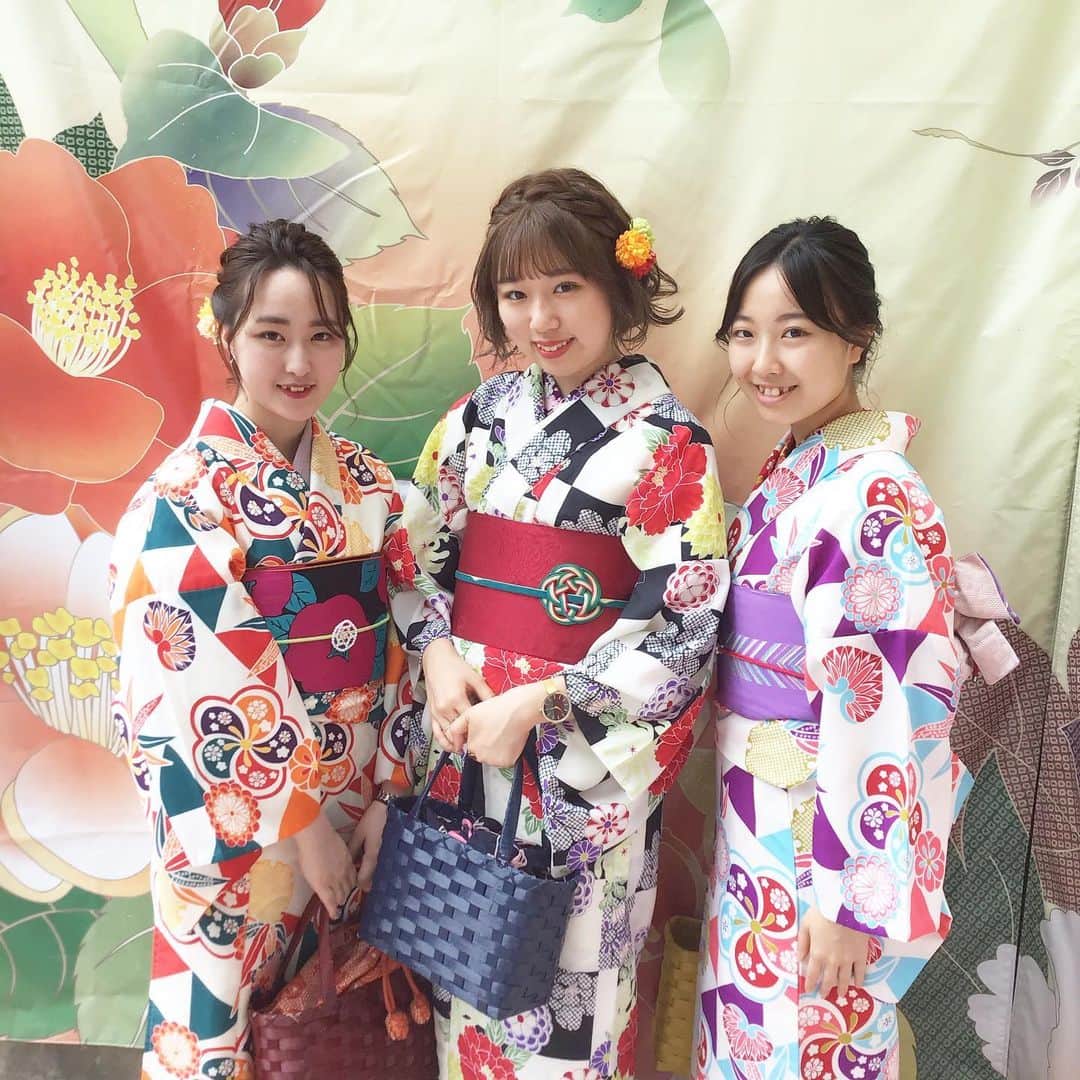 金沢着物レンタルshop心結〜kokoyui〜のインスタグラム：「かわいい学生さん❤️  少し曇り空のお天気ですが カラフルなお着物姿で元気でます😊🌈  楽しんでね〜❣️  #金沢観光 #金沢着物 #金沢ランチ #金沢グルメ #撮影 #兼六園 #東茶屋街 #21世紀美術館 #着物ヘア #ヘアセット #和服 #着物 #レトロ着物 #アンティーク着物 #着物女子 #着物コーディネート#きもの  #kimono #kimonorental #kimonostyle #kimonogirl #japanesekimono #和服體驗  -----*----*------*-----*----*-------- @kokoyui_kimono  ⚫︎金沢駅前 着物レンタル心結(ここゆい)  ⚫︎営業時間 : 9:00〜18:00 ⚫︎address : 金沢市本町1-3-39 ⚫︎tell : 076-221-7799 ⚫︎金沢駅から徒歩5分  ⚫︎コインパーキング補助  @kokoyui_furisode #成人式 #卒業式 #振袖 #結婚式 @kokoyui753 #お宮参り#七五三」