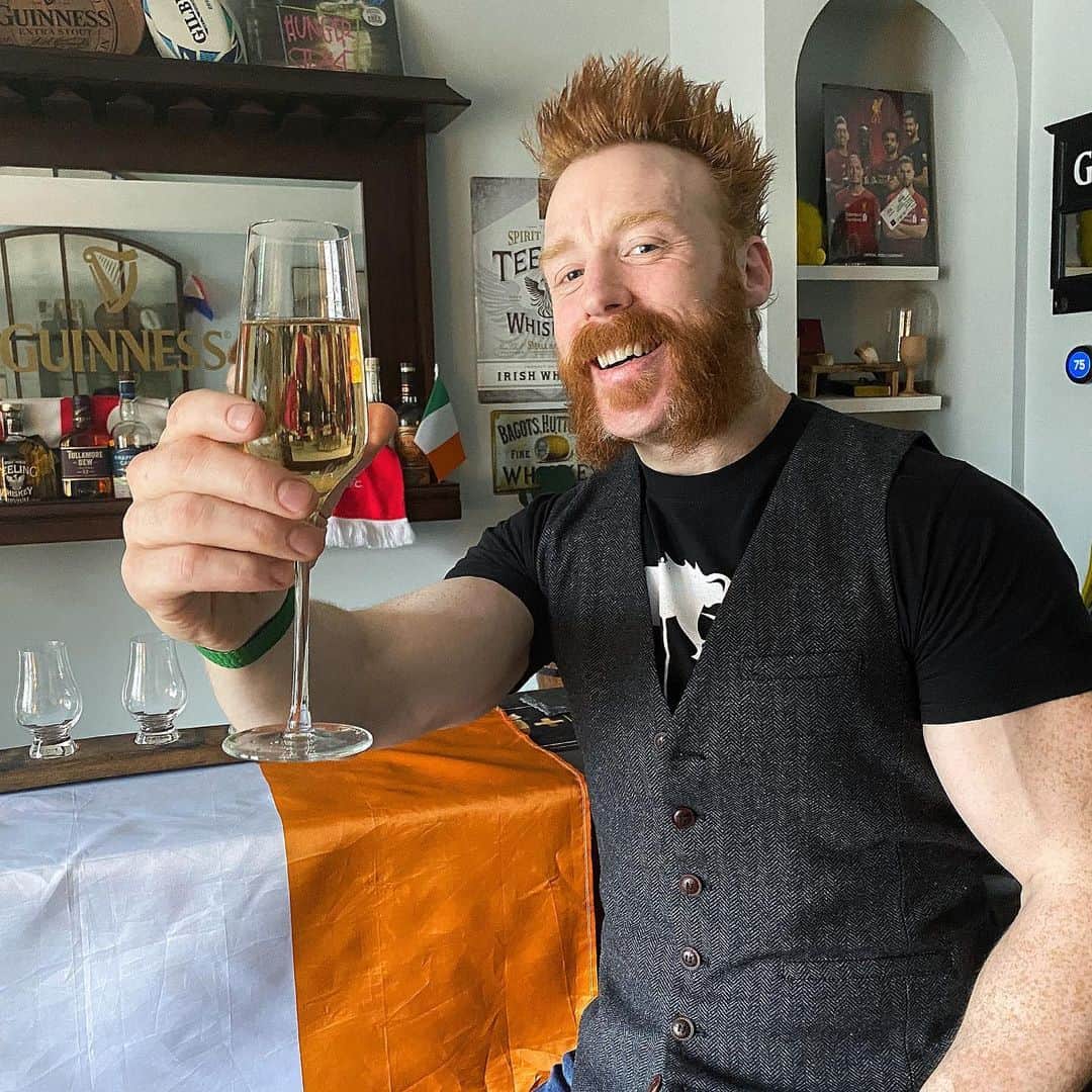 WWEさんのインスタグラム写真 - (WWEInstagram)「@wwesheamus is ready for his toast to @jeffhardybrand and it happens now on #SmackDown!」7月4日 10時51分 - wwe