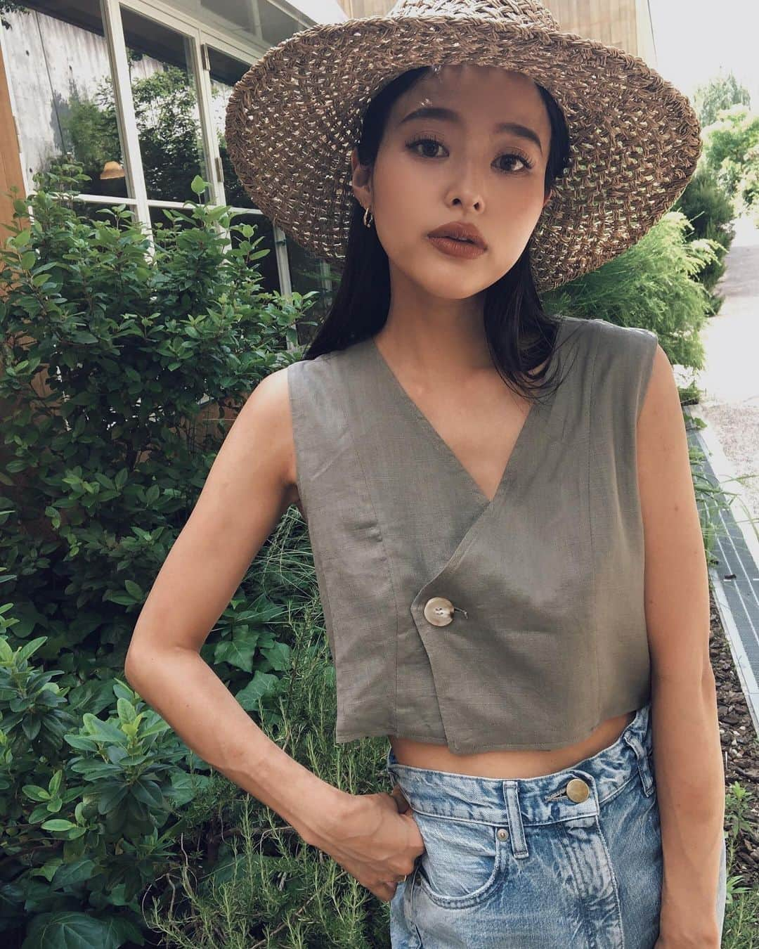 佐野真依子さんのインスタグラム写真 - (佐野真依子Instagram)「SUMMERSALE開催中📢 対象商品2点ご購入で20%OFF！ 3点以上ご購入で 30%OFFなります🤍 SALE対象のオススメアイテム🤍 ■Linen vest リネン素材を使用したベスト風デザインショートTOPS🤍 重ね合わせたフロントのデザインで、 胸元をすっきりと🤍 さりげないマーブルボタンがポイント🤍 コンパクトなショート丈でハイウエストデニムやワイドパンツ、ロングスカートなどに 合わせるのがオススメです🤍 是非お得な機会に @trunc88_official  を✔️してみて下さい🤍 @trunc88_official  #trunc88」7月4日 10時44分 - sanomaisanomai