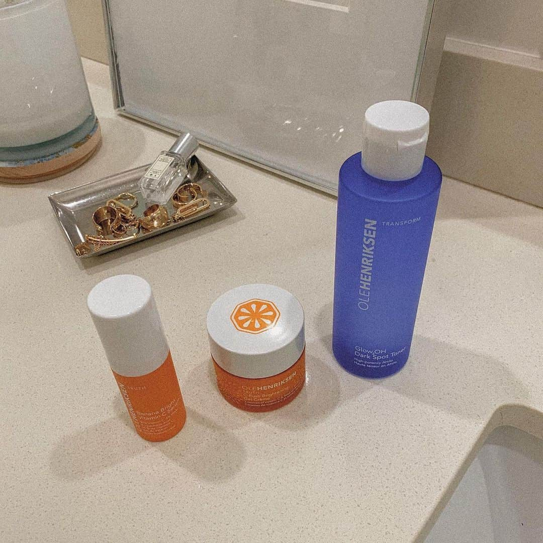 ウラヘンリクセンさんのインスタグラム写真 - (ウラヘンリクセンInstagram)「"One of the problems I often run into with my skin is dark spots and hyperpigmentation. I’ve been loving olehenriksen’s 3 Mega Wonders Set to not only improve the texture of my skin, but also brighten dark spots. ✨ This toner, vitamin C serum and moisturizer trio is a new fave on my beauty counter. Check it out at olehenriksen.com & sephora! 🍊" - @brenna_anastasia. Have you tried this set yet? #Regram - Our Summer Event is here! Get a FREE mini 3-piece set with every $50+ order on OLEHENRIKSEN.com: Banana Bright Vitamin C Serum, Banana Bright Eye Crème, Goodnight Glow Retin-ALT Sleeping Crème. Use code: SUMMERGLOW. Ends 7/6/20. PLUS, get free U.S. 3-day shipping on all orders, no minimum. Spend $75+ and get free U.S. 2-day shipping!」7月4日 10時52分 - olehenriksen