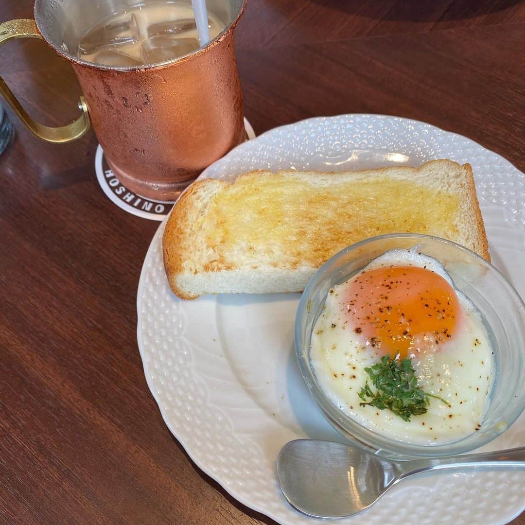 こまけいこのインスタグラム：「歩いていけるところに星野珈琲が出来たので息子とモーニング。  車で来たけれども。  口の中問題がずっと解決せずいよいよ深刻になってきてる気がする。  このために一日中ブルー。  学校の先生に息子の穴が空いた靴を見て「君んち貧乏なの？」と言われたらしい。  ガワは綺麗だけど底に穴が空いてたらしい。  しかし言うかね、そんなこと。  貧乏だけどもね。  誕生日に靴買ってもらってた。」