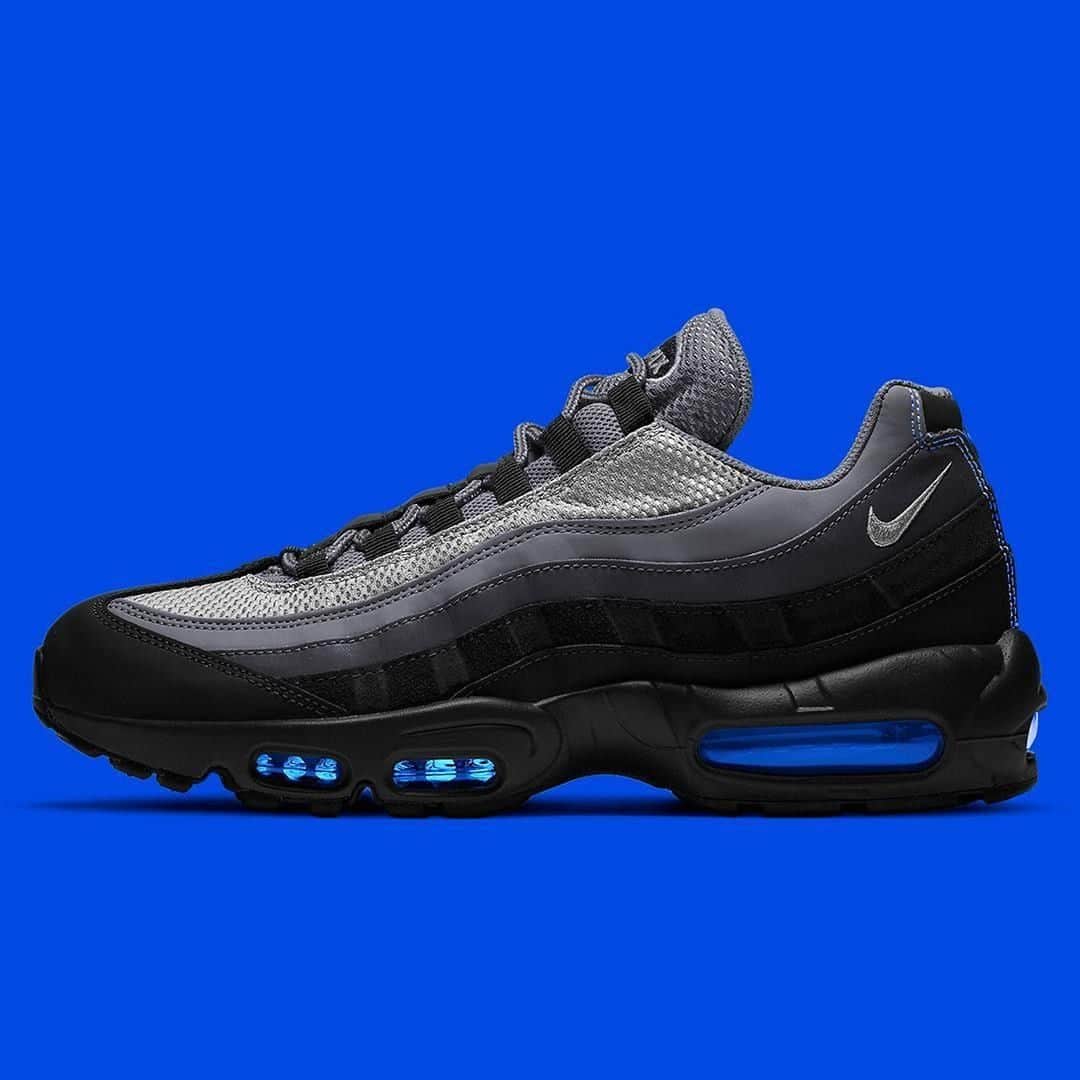 Sneaker Newsさんのインスタグラム写真 - (Sneaker NewsInstagram)「The Nike Air Max 95 emerges with that classic-style gradient upper and a striking bright blue Air unit. Need these for the rotation! For a closer look, hit the link in our bio.」7月4日 11時00分 - sneakernews