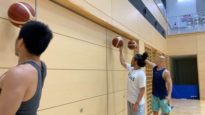 青木康平のインスタグラム：「今年の阿部ちゃんの僕とのオフシーズンミニキャンプが終了しました。今回練習を開始する前に話をした、3pの確率と、オリジナルBIG10×5本(1分以内、レスト1分)最低限の目標をクリア出来て阿部ちゃんを送り出せた事に少し安心しています。 坂田さん　@yukinori_sakata とのトレーニングもしっかり行なっている中で、身体もかなり疲労していたと思いますが、本当に頑張りました💪💪💪 2〜３日休めば、もう動ける身体だと思います💪 あとは、チームに入ってシーズンを過ごせば5on5の感覚は戻るので、今回練習した事が実際ゲームの中でどう落とし込めるかですね。練習した事がヒントやスパイスになり、プレイの幅が広げれる準備までしてもらっています。 今年もとにかく基礎をしっかりやる事から始めました。僕はドリルコーチではないので、どの練習も5on5に繋げてもらう為に説明しますし、スキルに関しても自分が経験した分、経験したメンタル的な駆け引きや、身体の使い方などを落とし込みます。 また、シュート確率を上げる為のアプローチや、シーズン中に打つであろうシチュエーションでのシュート、ヘジテーションのタイミングや足、身体の使い方、相手とのメンタル的な駆け引きなど、自分自身に対してのメンタル的なアプローチなど色々とやってもらいましたが、とにかく彼らの"感覚"にアプローチする事に重点を置きました。 僕が彼らに求めている最低ラインの"基準"を彼らが"その基準を越えよう"と頑張っている姿は、僕も彼らから力をもらいました。 バスケは個人競技ではないスポーツなので、何を成功、成長と捉えるか難しい判断もありますが、彼らそれぞれの目標の為に頑張る"道のり"にこそ、全ての本質が詰まっている気がします。 彼らの次のシーズンを全力で応援します！ #watchandc#proworkout#スキルの本質#感覚#感覚の経験値#基準を変える#感覚は人それぞれ」