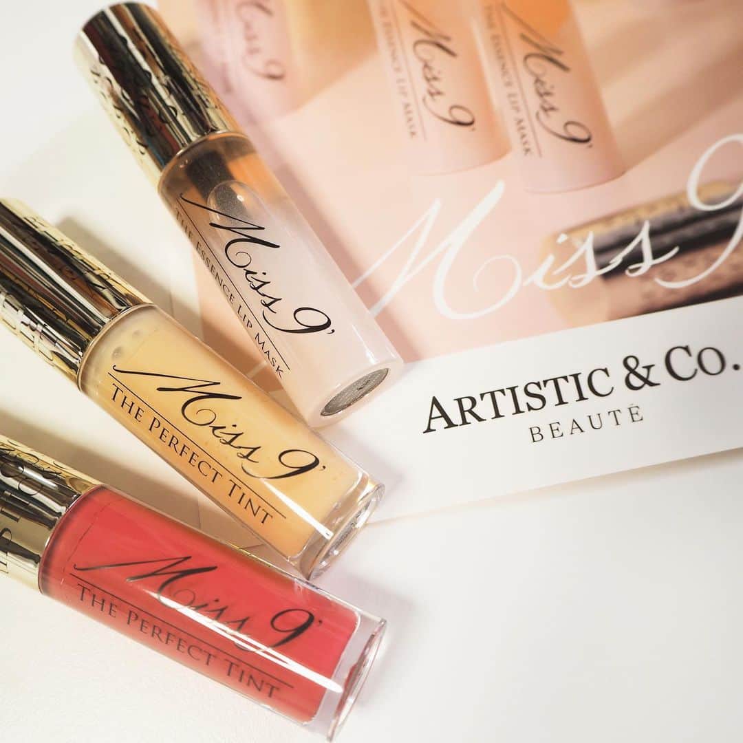 山名未紗のインスタグラム：「以前から愛用の @artistic_beaute_   新しく#ミスナインザエッセンスリップ  が発売‼️  寝ている間に 唇の縦じわを修復してくれる😳 #睡眠コスメ  日中は紫外線やマスクのダメージから守ってくれるそう！  すっぴんでも ほんのりナチュラルピンクに 色付くこちらは良いですね❣️  いつも素晴らしい商品✨  あと、ゴージャスな 商品パッケージが 好きすぎる💓」