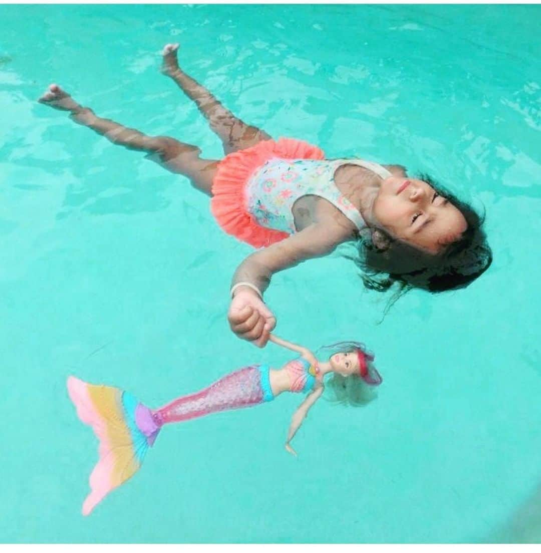バービーさんのインスタグラム写真 - (バービーInstagram)「Here to add sparkle to your summertime swim. 🧜‍♀️✨ #Barbie  📸 Photo by Twitter user DrLemosTeaches」7月4日 2時00分 - barbie