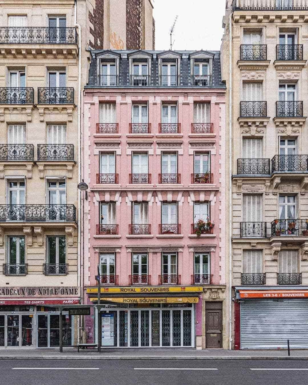 My Little Parisさんのインスタグラム写真 - (My Little ParisInstagram)「Prendre des couleurs entre les nuages. 🇬🇧: Getting a tan line between the clouds. (📸 @dianaperillachica)」7月4日 2時00分 - mylittleparis