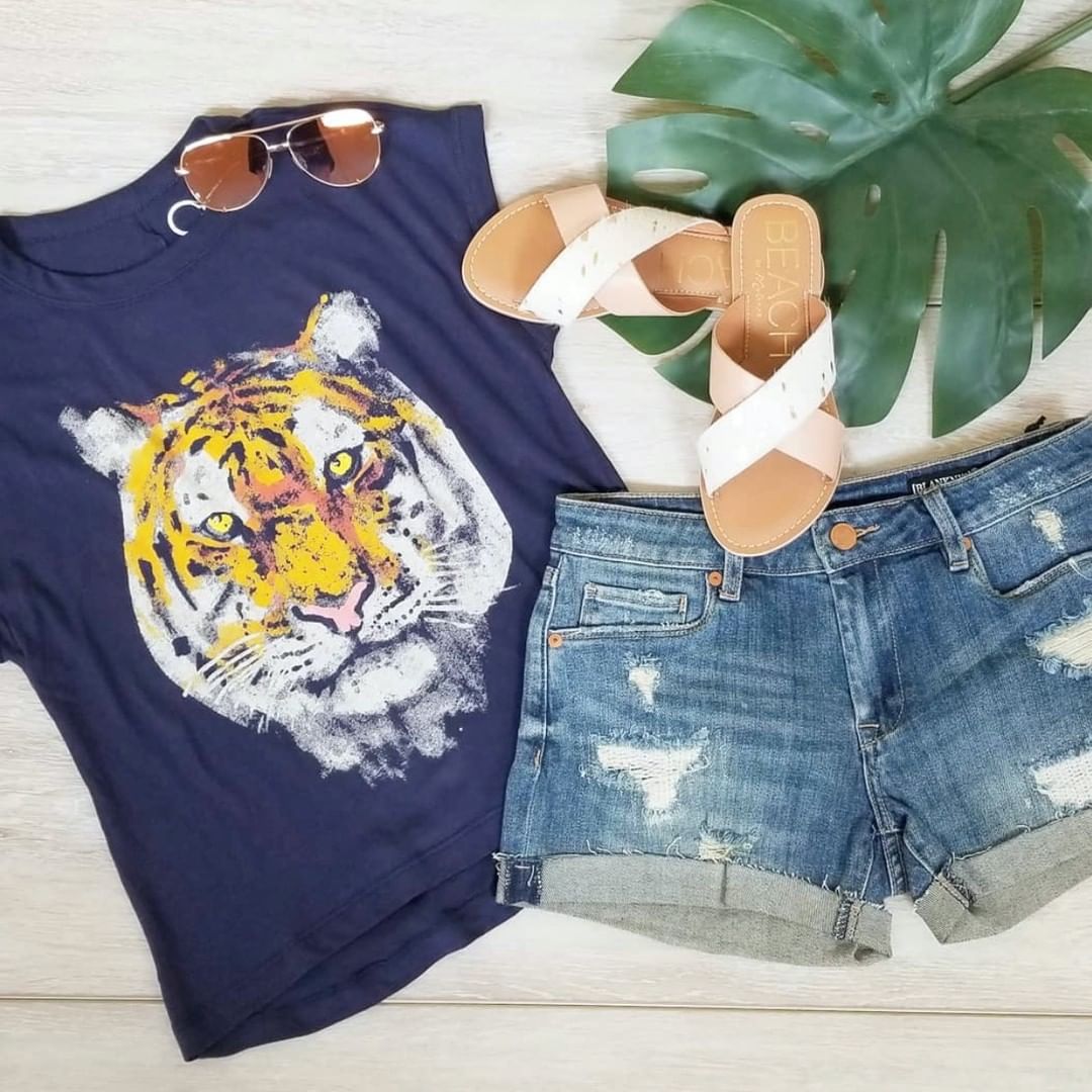 チェイサーのインスタグラム：「we found your next beach day outfit!☀️😍💞✌🏼 @shoplaeast #chaserbrand #tigergraphic #tigertee #tigertshirt #graphictee #beachday #beachdayoutfit #beachoutfit #graphictshirt #summerstyle style#:CHA5061」