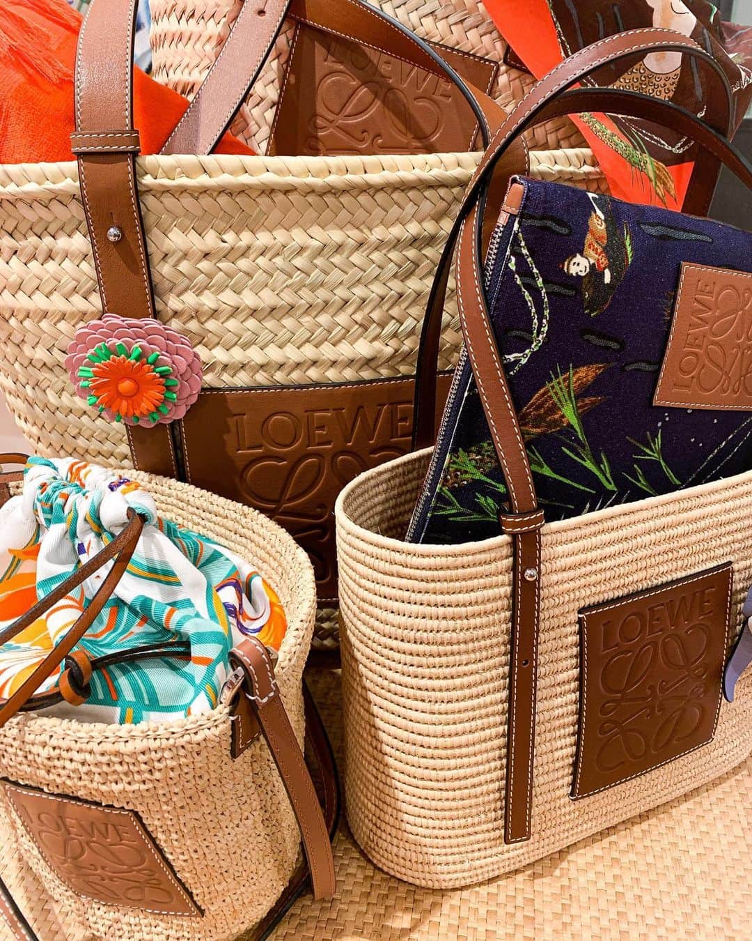 Harrodsさんのインスタグラム写真 - (HarrodsInstagram)「A #LOEWEPaulas basket bag is no ordinary basket bag. Using the Balearic ‘Ilata’ technique, @loewe braids sun-dried palm fronds into classic basket styles; meanwhile, squared silhouettes are woven in wild reeds on traditional looms. Look out for prints of Jikin goldfish, water lilies and mermaids that bring magic to the scene.  On the hunt for a summer wardrobe? Head to our link in bio, where Rewards customers can enjoy 10% off* selected Sale and non-Sale items, plus free UK delivery on orders over £50. Exclusively online. Sign in to your account or register now at harrods.com to start shopping. Offer ends at midnight BST on Tuesday 7th July.  Photographer: @katiewateridge Styling: @jack.s.reid  #Harrods #HarrodsFashion #HarrodsAccessories」7月4日 2時08分 - harrods