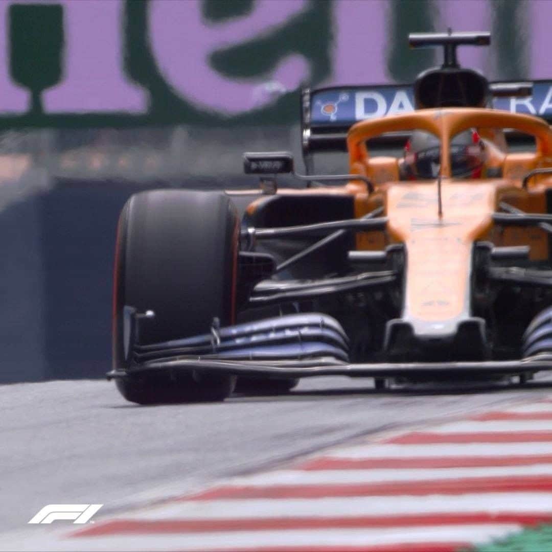 のインスタグラム：「Loose wing at the Ring 😱 @carlossainz55 encountered some front wing wobbles in FP2 . #F1 #Formula1 #AustrianGP #McLaren」