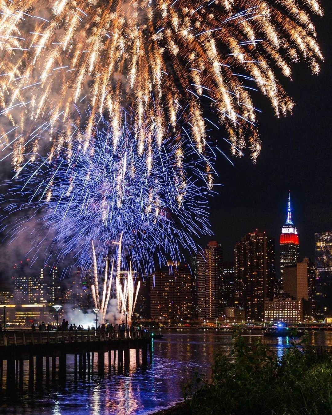 Empire State Buildingさんのインスタグラム写真 - (Empire State BuildingInstagram)「Kicking #July4th off with a blast! Look up tonight & tomorrow for our celebratory red, white & blue lights for Independence Day! ⠀⠀⠀⠀⠀⠀⠀⠀⠀ Tag someone who loves July 4th! ⠀⠀⠀⠀⠀⠀⠀⠀⠀ 📷: @matt.ritchie #EmpireStateBldg」7月4日 2時09分 - empirestatebldg