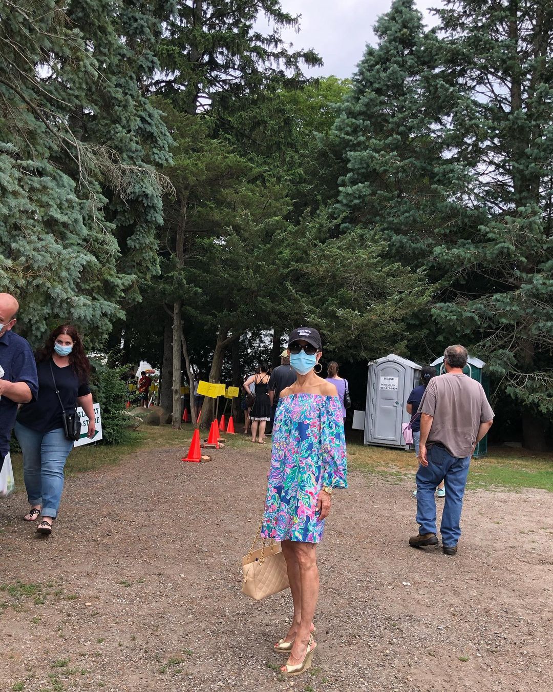 スーザン・ルッチさんのインスタグラム写真 - (スーザン・ルッチInstagram)「🎼Into the Woods🎼—waiting on line for pie!!! Love Briermere Farm out East on LI—worth the wait!!!😊😊😊」7月4日 2時18分 - therealsusanlucci