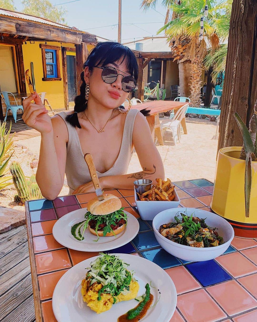 Marycakeさんのインスタグラム写真 - (MarycakeInstagram)「fry-day ♡ still thinking about this post-hike meal 🤤 @kitcheninthedesert29 is a yummy Caribbean/New American spot in the high desert you can check out if you’re looking for a Black-owned business to support in the area! i ordered the vegan burger and shared fries + doubles (curried chickpeas + Caribbean fried dough). everything was *chef’s kiss*」7月4日 2時18分 - marycake