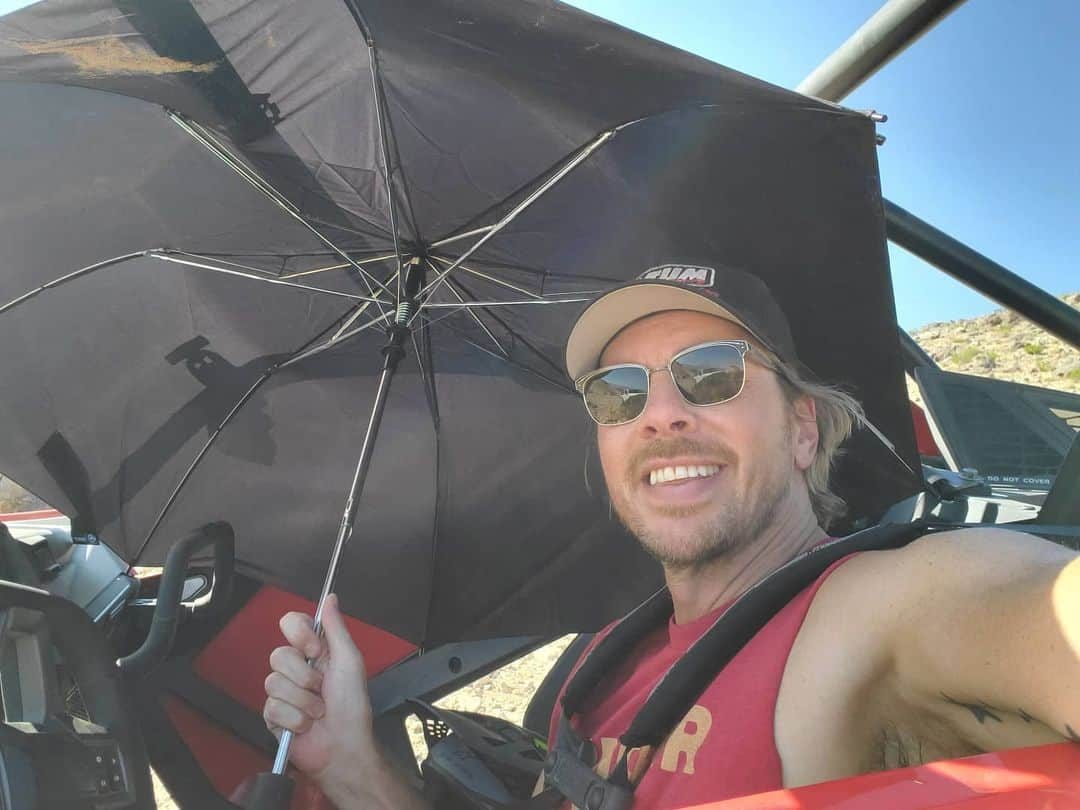 ダックス・シェパードさんのインスタグラム写真 - (ダックス・シェパードInstagram)「I'm a prima donna. I wait under an umbrella when shooting off-road stuff in the desert. #topgearamerica #rzrlife @polarisrzr」7月4日 2時22分 - daxshepard