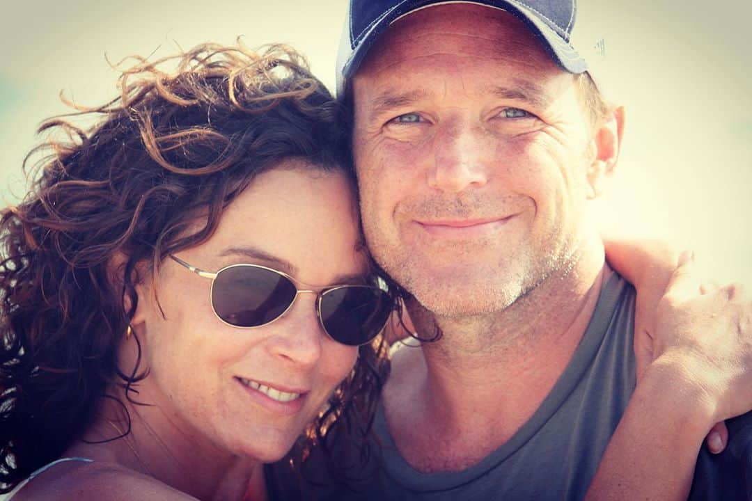 ジェニファー・グレイのインスタグラム：「after 19 years together, we separated in january, knowing we’d always be a family who loves, values and cares for each other. we recently made the difficult decision to divorce, but we remain close and are deeply grateful for the life we’ve shared and the wonderful  daughter we’ve raised.   - jennifer & clark  p.s. totally crying as we post this」