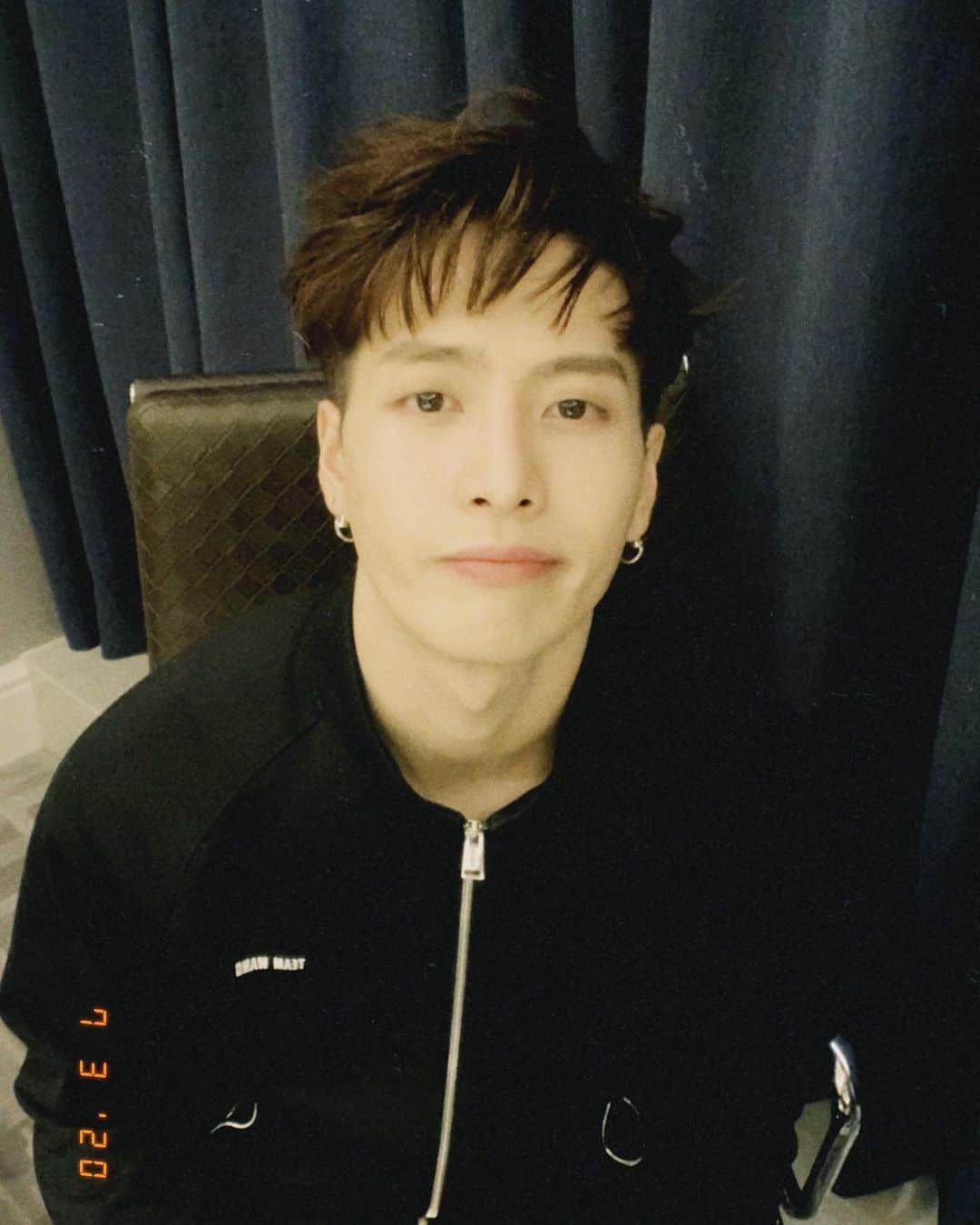 ジャクソンのインスタグラム：「💇‍♂️ Didn’t change for almost 2 years Planning to change more often 没换很久了💇‍♂️ 是时候试试72变了 좀 바꿔야해야될것같애서 바꿈💇‍♂️ 너무 오래됨 ㅠ #jacksonwang #잭슨 #王嘉爾」