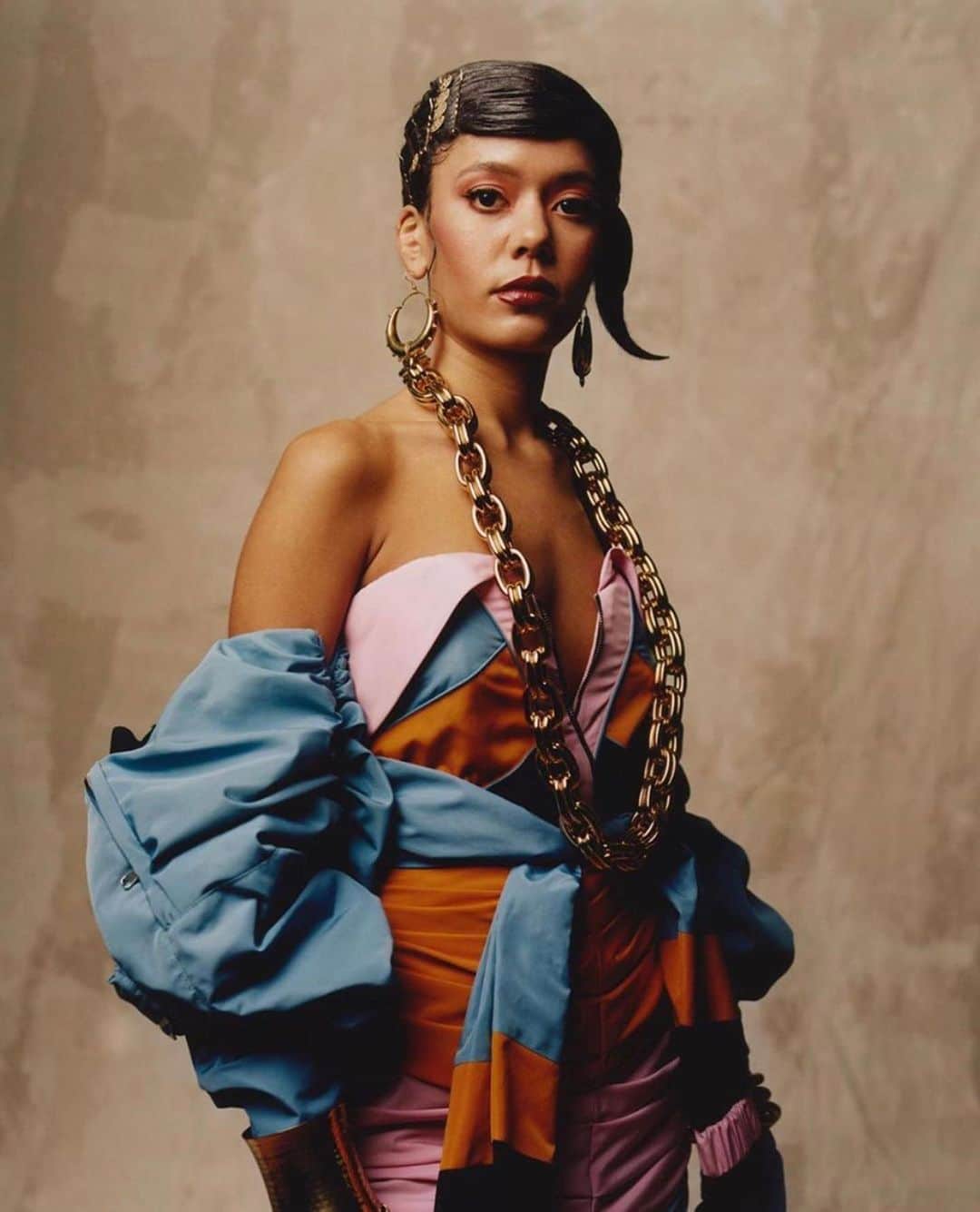 Moschinoさんのインスタグラム写真 - (MoschinoInstagram)「#Repost @rhysframpton ・・・ New story out for @wonderland with the talented and amazing @taralilyy  Hair by @anastasiastylianou  Make up by @charliaverymakeup  Styled by @dougbroad_  #taralilly #kodak #120mm #portra400 #filmisnotdead #analogphotography #editorials #photography #film #handprinted #rhysframpton」7月4日 2時31分 - moschino