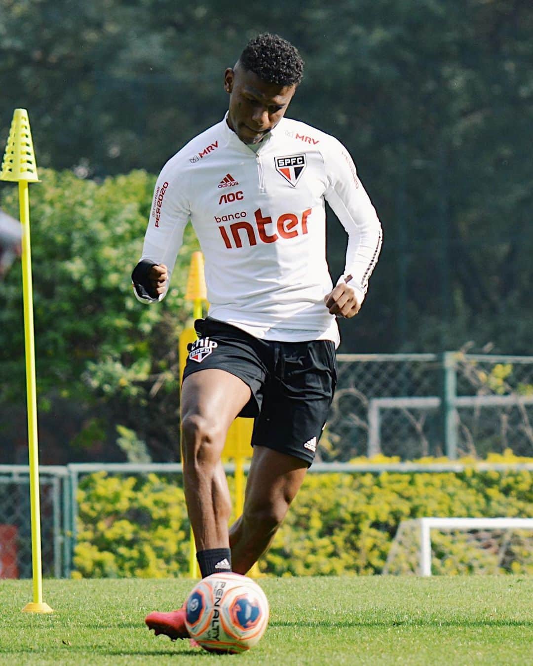 São Paulo FCさんのインスタグラム写真 - (São Paulo FCInstagram)「🇾🇪💪⚽️ Sextou com novas atividades! ⠀⠀⠀⠀⠀⠀⠀⠀⠀ 📸 Erico Leonan / saopaulofc.net」7月4日 2時31分 - saopaulofc