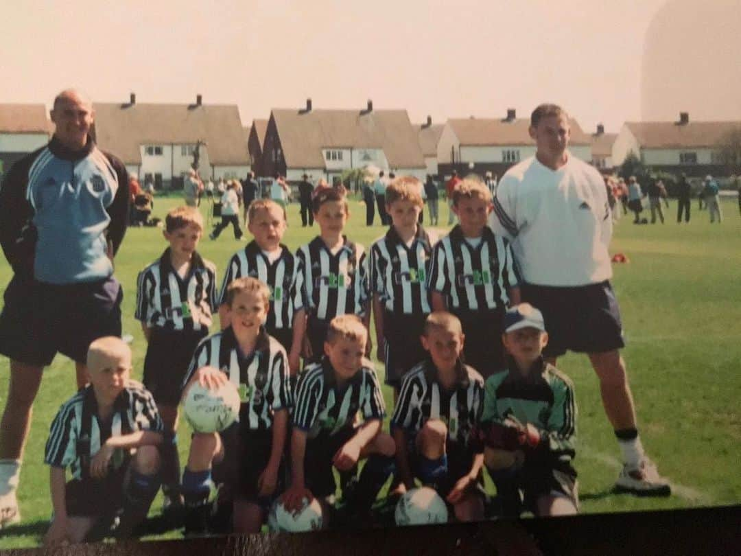 ポール・ダメットさんのインスタグラム写真 - (ポール・ダメットInstagram)「Welcome back to the club 12 years on @markjgillespie A little throwback from when we were 9 👏🏼⚫️⚪️ @nufc」7月4日 2時31分 - pauldummett