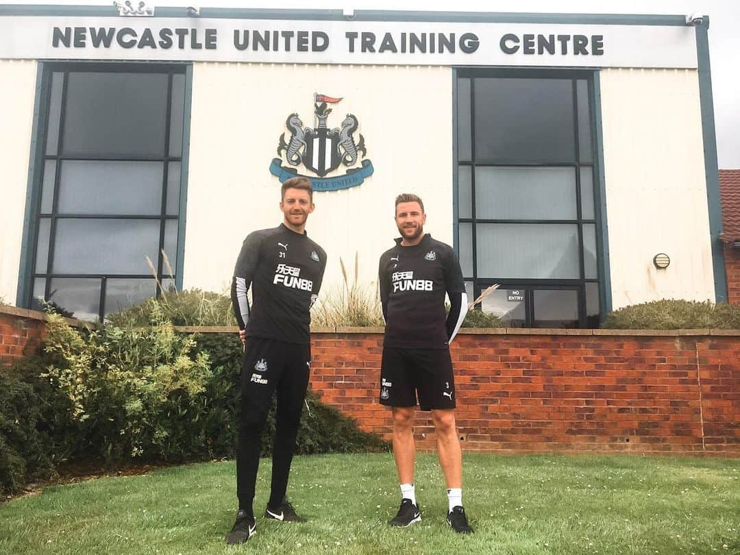 ポール・ダメットのインスタグラム：「Welcome back to the club 12 years on @markjgillespie A little throwback from when we were 9 👏🏼⚫️⚪️ @nufc」