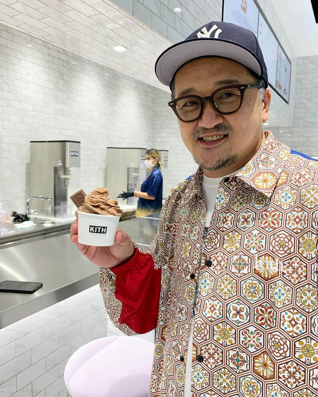 小木 "Poggy" 基史さんのインスタグラム写真 - (小木 "Poggy" 基史Instagram)「KITH Tokyo flagship store opening reception👏 KITH Tokyoディレクターの @junyamatano さんと、KITH創設者のRonnie Fiegは10年以上の濃い関係。まだRonnieがアメリカの某シューズストアのアシスタントバイヤーをやっていた時に、アメリカの展示会で俣野さんが手がけているシューズブランドを買い付けたいと話しかけてきた時からの付き合いなんだそう。 2015年にKITHとPUMAのSakura Projectの日本初のポップアップをUNITED ARROWS & SONSでやらせてもらった時にも、アフターパーティーのクラブを夜遅くまでRonnie達と一緒に俣野さんも探してくれたりとか、いろいろ助けてもらいました(その時PUMAにいた藤田さんがショップスタッフになってて驚きましたw)。nonnativeとKITHのカプセルコレクションの時もそうでした。 裏方として日本でKITHを支えてきた俣野さんが今回ディレクターになり、お店の内装を手がけたのも @danielarsham のSNARKITECTUREですし、関係ない立場ではありますがとても感慨深いレセプションでした。2Fの @kithtreatstokyo ではThe Kin by POGGYという、僕の名前をつけてくれたアイスクリームもありますので是非行ってみてください(帰りに @2gtokyo も寄ってくださいねw)。長くなりましたが改めてオープンおめでとうございます！！」7月4日 2時32分 - poggytheman