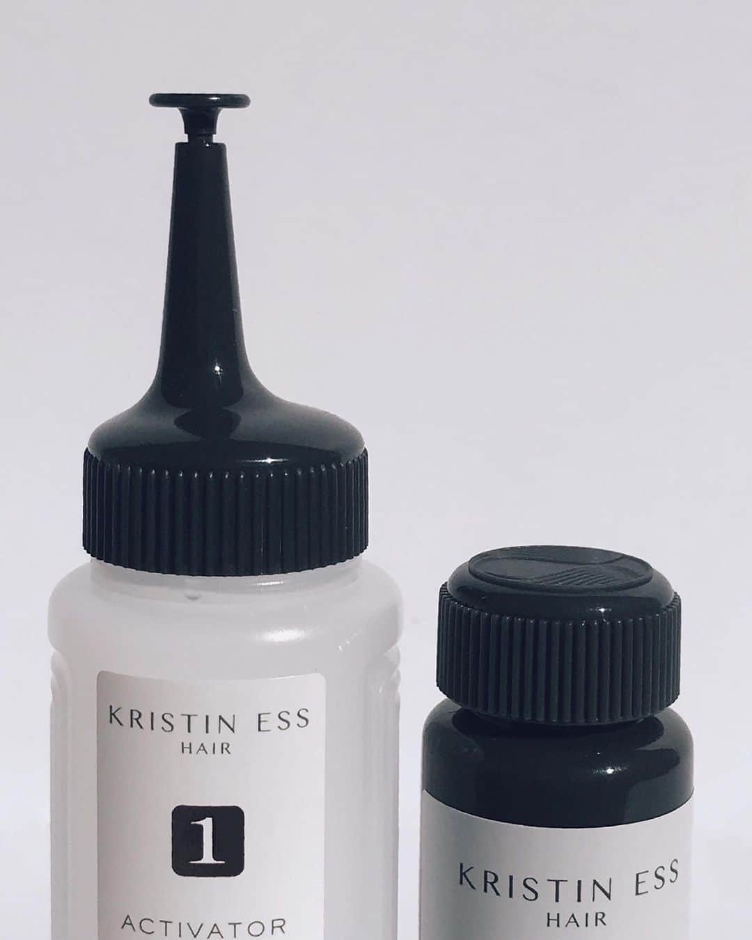 Kristin Essのインスタグラム：「⁣⁣⁣This kind of post isn’t fun, so I’m just going to jump in. I will explain every detail I have below + answer any questions you might have! Please read the whole thing first! 🤍⁣⁣⁣⁣⁣ ⁣⁣⁣⁣⁣ I am voluntarily recalling 4 of my 13 signature glosses:⁣⁣⁣⁣⁣ •Chocolate Cosmo⁣⁣⁣⁣⁣ •Smoky Topaz⁣⁣⁣⁣⁣ •Copper Penny⁣⁣⁣⁣⁣ •Amethyst Stone⁣⁣⁣⁣⁣ ⁣⁣⁣⁣⁣ 𝗪𝐇𝐘 𝐓𝐇𝐄 𝐑𝐄𝐂𝐀𝐋𝐋? After learning that some customers have received the wrong gloss in their gloss box, we launched a full investigation immediately and found that there were in fact some mis-packs. I am not recalling these because of an issue with the formula. It’s the the wrong gloss in the wrong box that is the problem. ⁣⁣⁣⁣⁣ ⁣⁣⁣⁣⁣ 𝗪𝐇𝐀𝐓 𝐈𝐒 𝐓𝐇𝐄 𝐋𝐈𝐊𝐄𝐋𝐈𝐇𝐎𝐎𝐃 𝐈’𝐋𝐋 𝐆𝐄𝐓 𝐀 𝐌𝐈𝐒-𝐏𝐀𝐂𝐊𝐄𝐃 𝐆𝐋𝐎𝐒𝐒? We have produced nearly 800k glosses to since launching them in Jan 2018. In the past year we’ve produced over 600k. There have been 26 mis-packs that we know of, most being discovered by customers in the last 2 weeks. The odds of this happening to you is slim, but that does not minimize how big of a deal I think that is and how furious I am about the situation. I have a zero tolerance on this and we are working quickly to get these glosses pulled off the shelf to minimize the possibility of you getting one.⁣⁣⁣⁣⁣ ⁣⁣⁣⁣⁣ 𝗪𝐇𝐄𝐍? The recall is already underway. If you walk into a Target store and try to purchase one of these 4 shades right now they will not sell it to you. Please be kind and respectful to the people working in-store as it is not their decision on whether or not they can sell it to you. If you look them up on target.com you will not be able to buy these 4 at this time.⁣⁣⁣⁣⁣ ⁣⁣⁣⁣⁣ 𝐒𝐎 𝗪𝐇𝐀𝐓 𝐄𝐗𝐀𝐂𝐓𝐋𝐘 𝐇𝐀𝐏𝐏𝐄𝐍𝐄𝐃? Through the investigation we found that the factory where my glosses were being kitted was trying to be as efficient as possible and work quickly to keep up. In doing so, they were packing multiple colors (on different lines) at the same time. Through human error and having multiple colors on the floor at once, some boxes were packed incorrectly. ⁣⁣⁣⁣⁣ ⁣⁣⁣⁣⁣ (continued in comments)」
