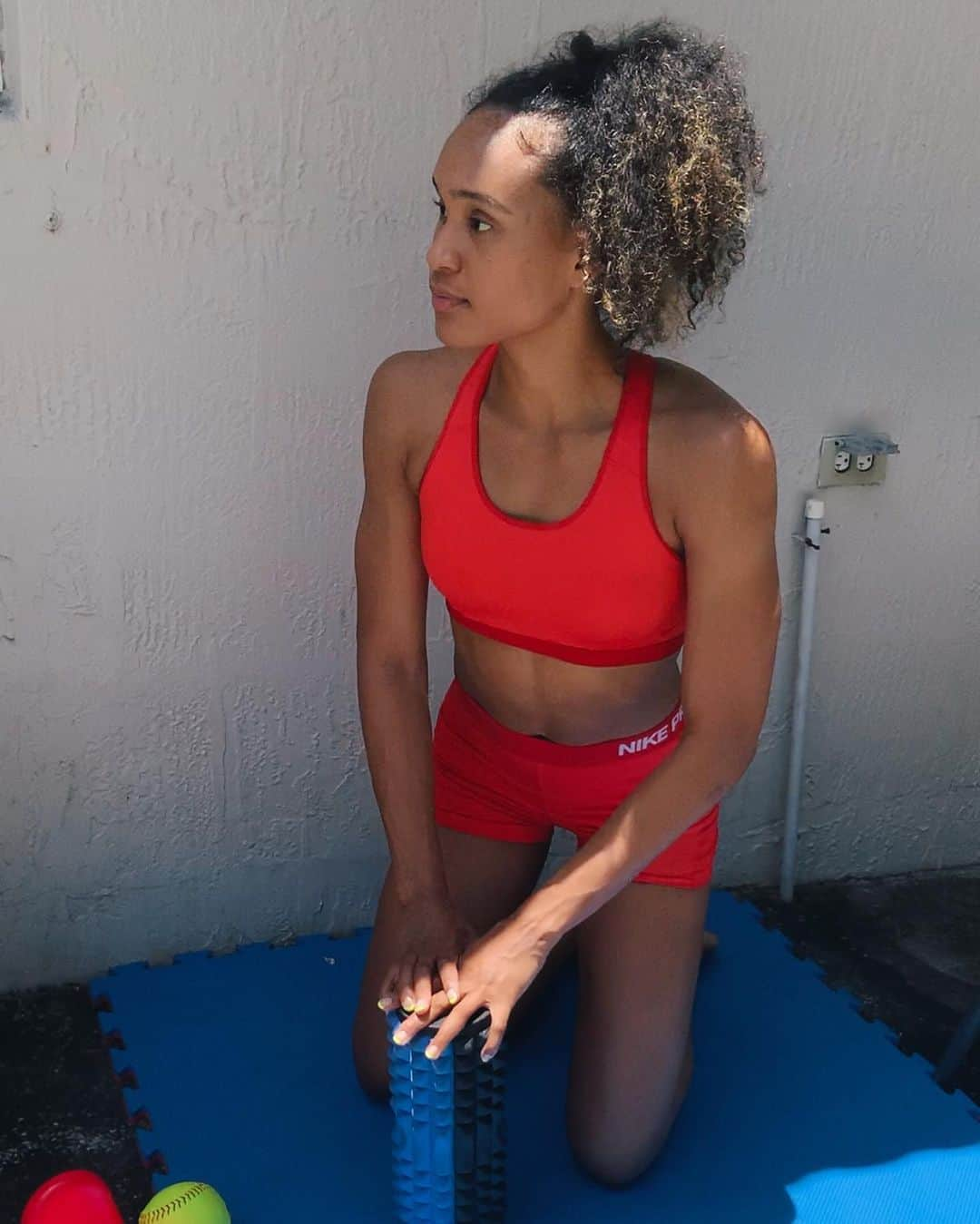 ペイジ・マクファーソンのインスタグラム：「Ending a tough week with some r&r in the sun! 🌞🧘🏾‍♀️ ⁣ ⁣ ⁣ ⁣ ...or should I say shade because it’s way to hot for that 🥵!!⁣ #restandrecovery #fitness #miamilife #weekend #nike #athlete」