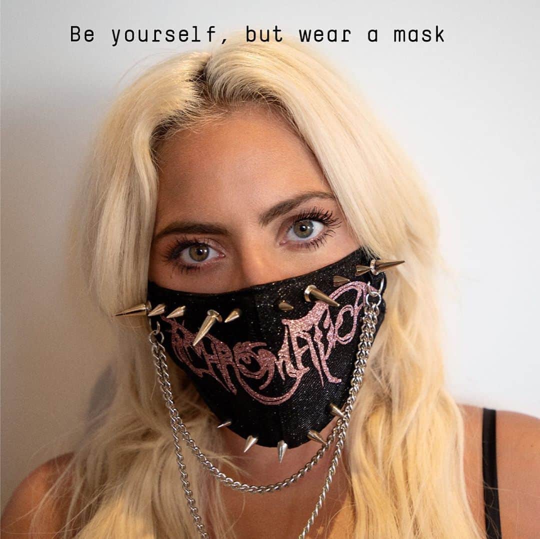 レディー・ガガさんのインスタグラム写真 - (レディー・ガガInstagram)「Be yourself, but wear a mask! I believe in being kind to yourself, the community, and the planet. I challenge my awesome friends to show off their mask game! ❤️ @barackobama @michelleobama @oprah @arianagrande @itstonybennett #KindlyMask cc: @momgerm」7月4日 2時45分 - ladygaga