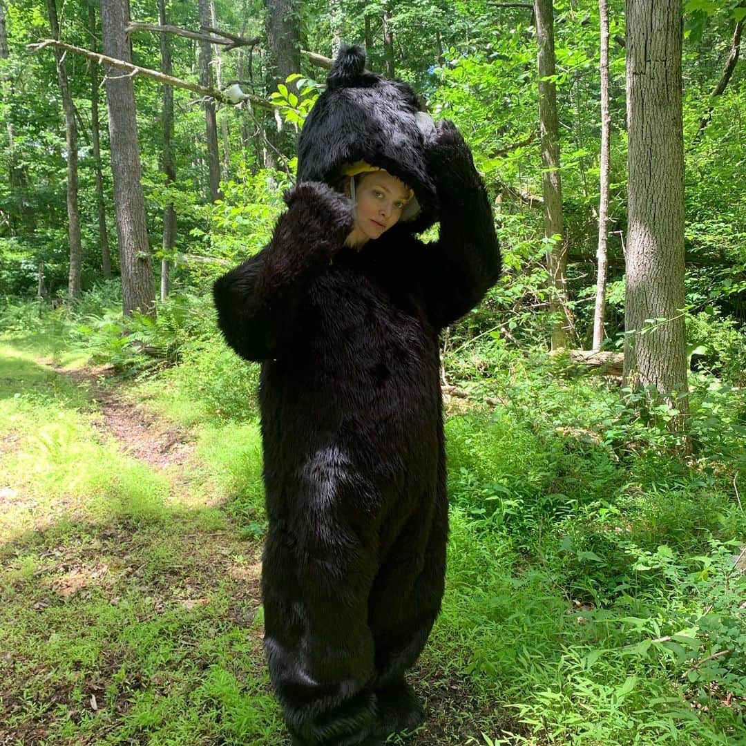 アマンダ・サイフリッドさんのインスタグラム写真 - (アマンダ・サイフリッドInstagram)「#fbf outtake from Tommy’s birthday bear-scare scavenger hunt. Special thanks to @elipowersfilm for capturing the footage and to @nashedgerton for the idea」7月4日 2時52分 - mingey