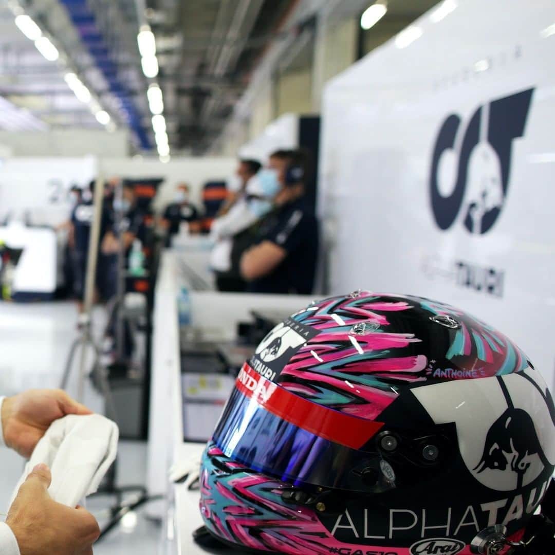 F1さんのインスタグラム写真 - (F1Instagram)「🚨 @pierregasly helmet appreciation post 🚨 Those colours! 🤩 . #F1 #Formula1 #AustrianGP #PierreGasly #FullGAS」7月4日 2時54分 - f1