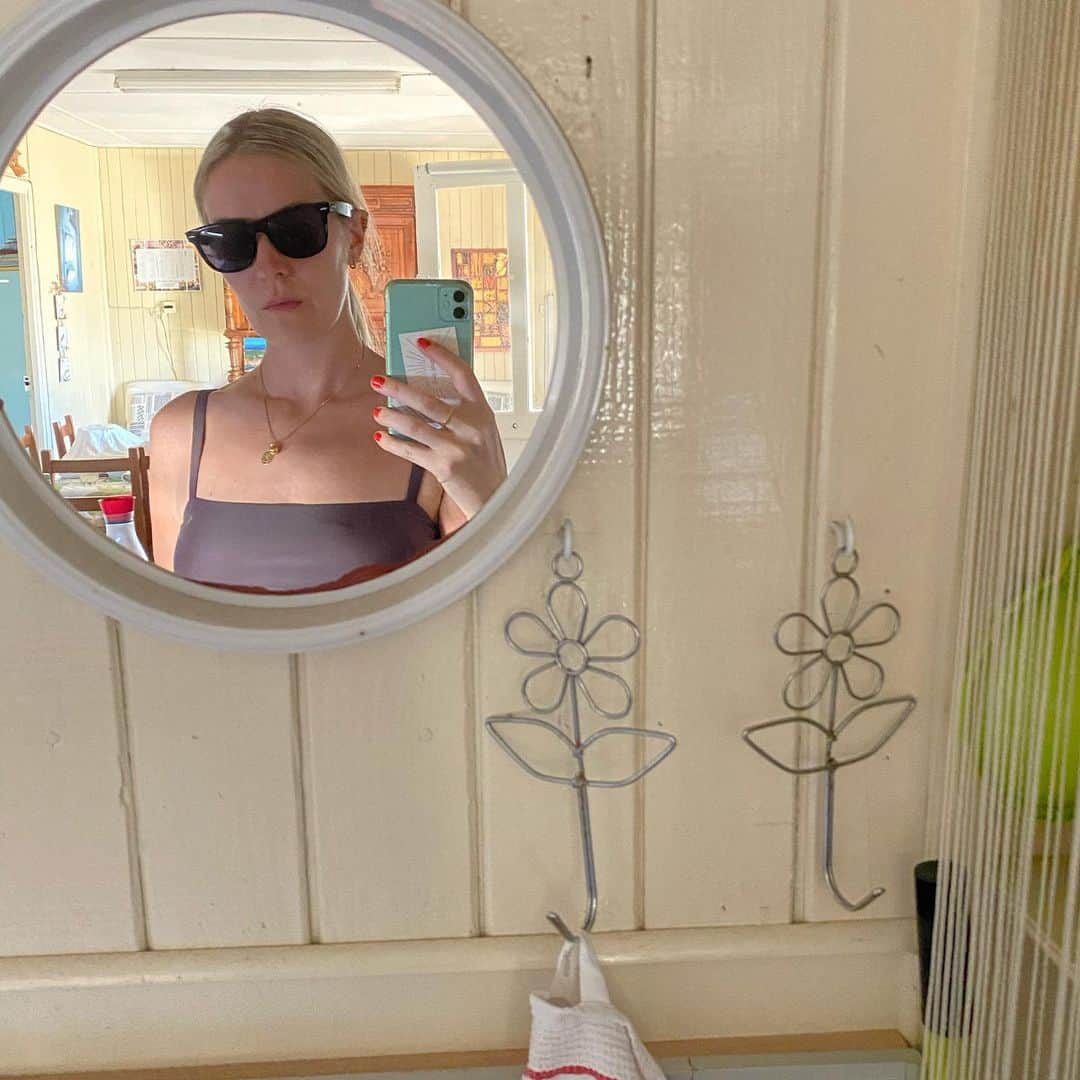 エステルデヴェのインスタグラム：「Beach bound ☀️ 🐚 This one of my favourite places in the world. My mum’s best friend’s house, right on the beach. I’ve spent so many happy summers here back when it didn’t have running water, the toilet was a shed in the backyard and we stayed up in bunk beds at night reading coming books with a flash light.」