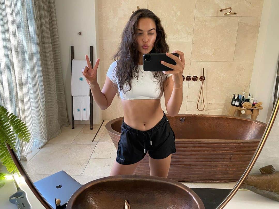 シャニーナ・シャイクのインスタグラム：「𝒲𝒽𝑒𝒶𝓁𝓉𝒽𝓎 with Shanina  every Sunday on my IGTV ... practice what you preach 🙏🏽💕」