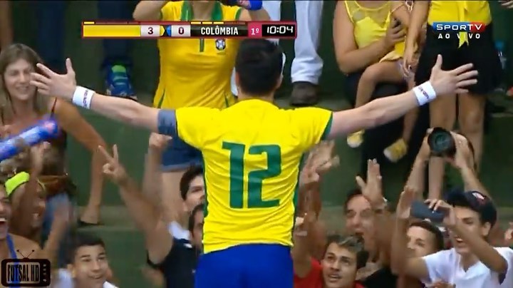 アレッサンドロ・ローザ・ヴィエイラのインスタグラム：「VIDEO-   1- Gol normal  2- Gol bonito  3- Golaço   Vídeo - @tvfutsalhd  Opine 👇🏻👇🏻」