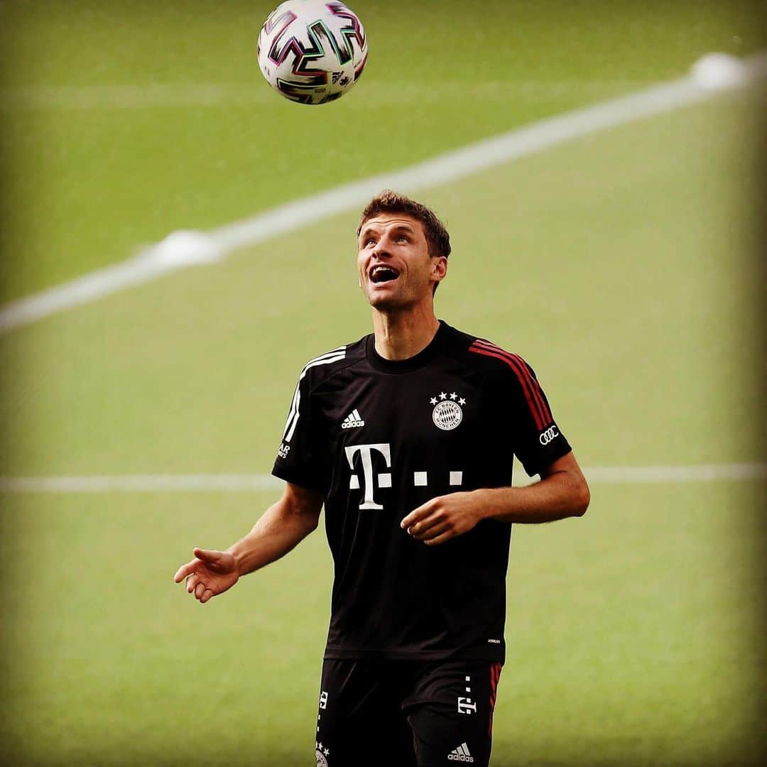 トーマス・ミュラーのインスタグラム：「One day to go... Cup final is waiting: #fcbb04 ⚽️ What is your tip for the end result? 🤔」