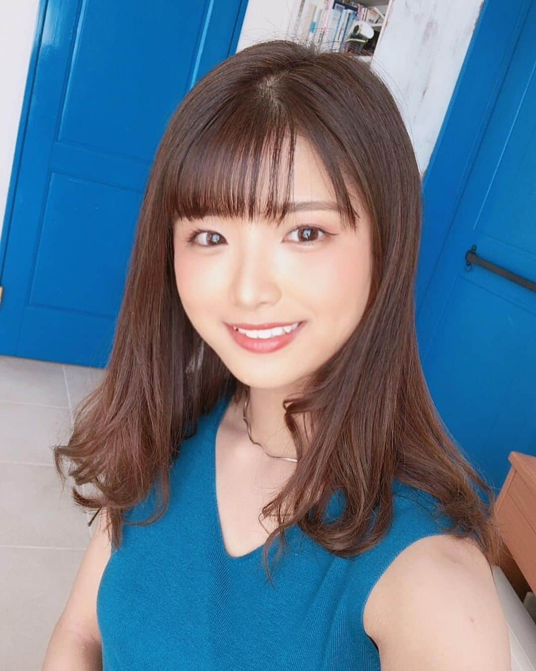 山本ゆうかのインスタグラム：「.﻿ ﻿ ﻿ ﻿ ﻿ 青い服と扉の色が一緒だったので﻿ 記念に自撮りしたのですが﻿ ﻿ ﻿ 下手くそすぎんか？﻿ 2枚目証明写真やないか﻿ ﻿ ﻿ すごく綺麗に写ってますが﻿ 私こんなに肌綺麗じゃないです(謎の告白)﻿ ﻿ ﻿ ﻿ ﻿ ﻿ ﻿ #ノースリーブ #ノースリーブニット #自撮り #フリーマート #Freemart  #portrait #ポートレート #ポートレートモデル  #関西サロモ #被写体 #ポートレートしま専科  #ビジョビ #キリトリセカイ #スクリーンに恋して #カメラマンさんと繋がりたい  #サロモ募集中  #portraitphotography #good_portraits_world  #instagood #instaportrait #lovers_nippon  #イチナナライブ #17live #ビゴライブ #ポコチャ」