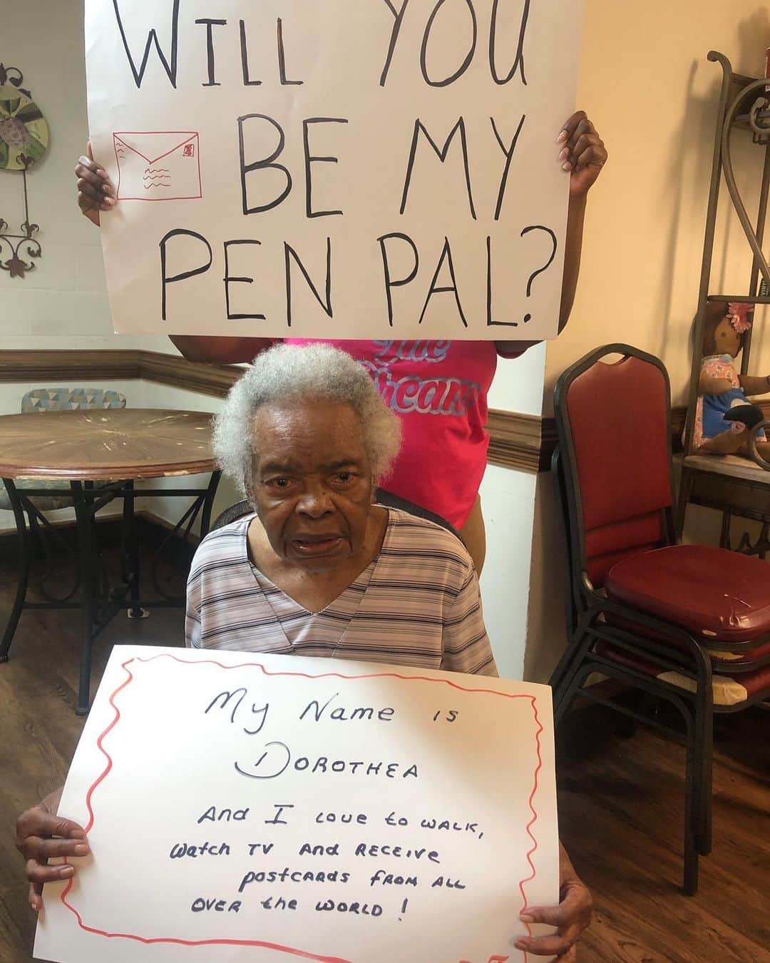 E! Onlineさんのインスタグラム写真 - (E! OnlineInstagram)「We haven’t had pen pals since middle school, but we’d write a thousand letters to these seniors who aren’t able to see visitors during Covid-19. 📍 Asheboro, NC (📷: @victorianseniorcare)」7月4日 3時47分 - enews