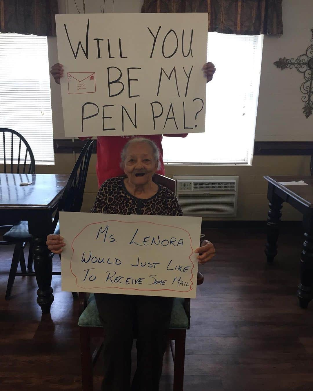 E! Onlineさんのインスタグラム写真 - (E! OnlineInstagram)「We haven’t had pen pals since middle school, but we’d write a thousand letters to these seniors who aren’t able to see visitors during Covid-19. 📍 Asheboro, NC (📷: @victorianseniorcare)」7月4日 3時47分 - enews