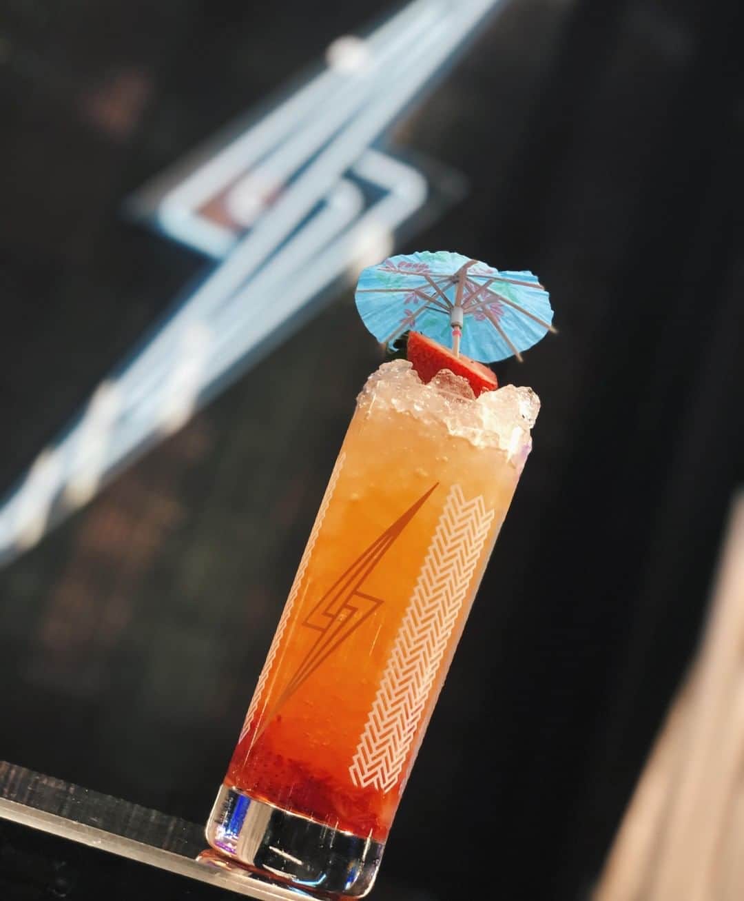 The Venetian Las Vegasさんのインスタグラム写真 - (The Venetian Las VegasInstagram)「#Tonight tastes like Strawberry Freedom. Sip on specialty crafted cocktails with @titosvodka at @TheDorsey_LV, @ElectraLasVegas and @RosinaBar this #4thofJuly weekend.  #Vegas #weekend #cocktail #nightlife #cheers」7月4日 4時00分 - venetianvegas