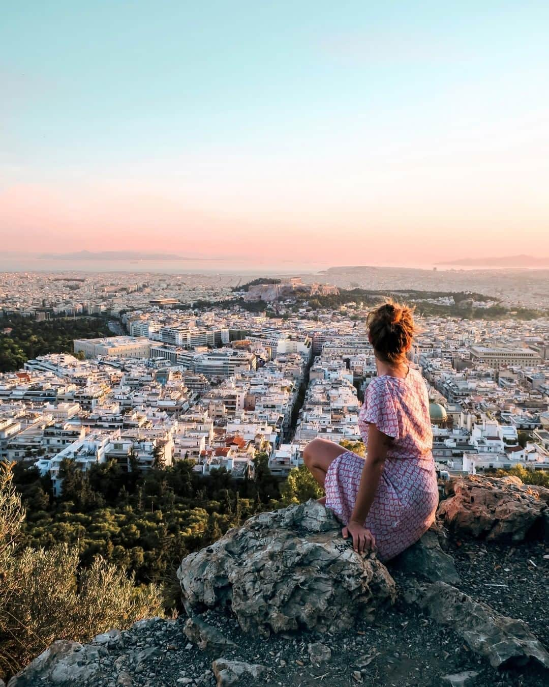 AIR CANADAさんのインスタグラム写真 - (AIR CANADAInstagram)「Greece is now welcoming Canadian travellers, just in time for summer! ☀️ Look forward to amazing food, stunning hilltop views, and the best sunsets. What’s your favourite spot in Greece?  ⬆️Visit the link bio to discover #Athens and other destinations. 📸: @madebymaii . . La Grèce accueille maintenant les voyageurs canadiens, juste à temps pour l’été! ☀️ Des mets exquis, des paysages spectaculaires et des couchers de soleil incomparables vous attendent. Quel est votre endroit préféré en Grèce?  ⬆️Consultez le lien dans la bio pour découvrir #Athènes et d’autres destinations. 📸: @madebymaii」7月4日 4時01分 - aircanada