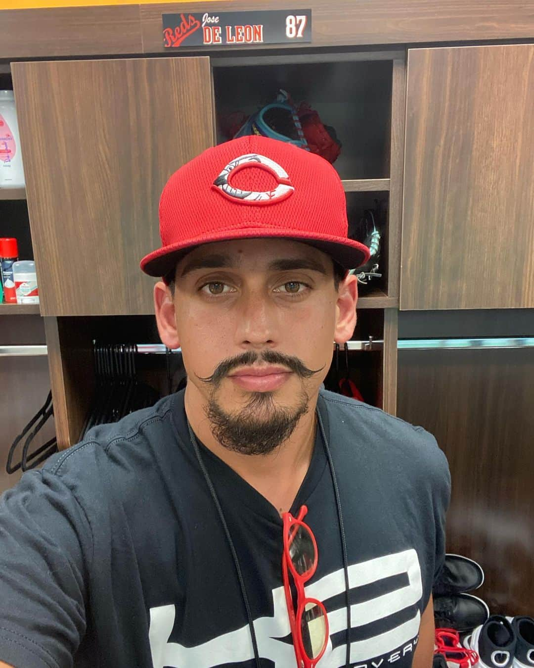 ホセ・デレオンさんのインスタグラム写真 - (ホセ・デレオンInstagram)「In honor of Mr. Redlegs! We are back! Do you think Mr. Redlegs would approve? @reds #OnAMission」7月4日 3時59分 - jdl__87