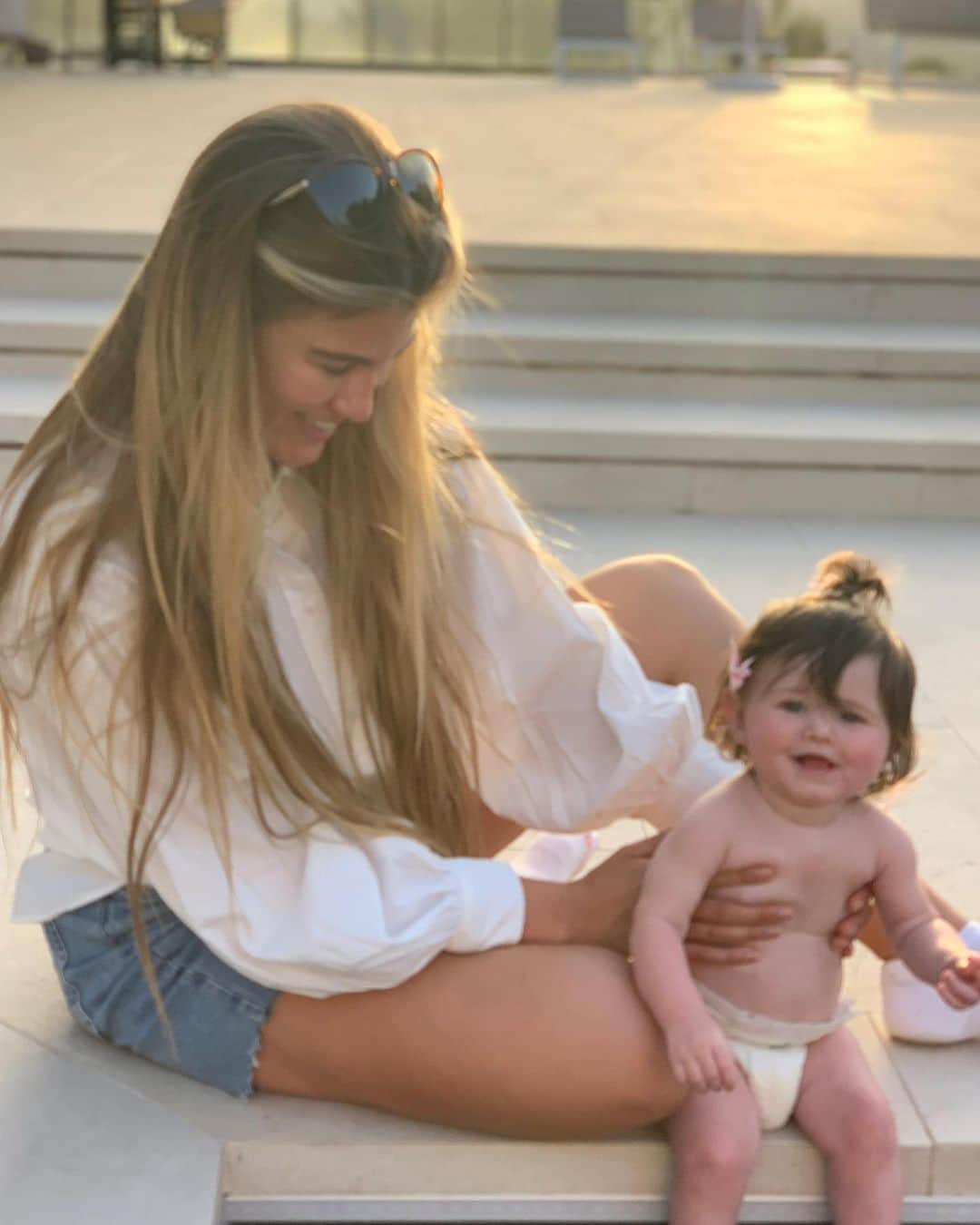 エイミー・ウィラートンのインスタグラム：「How on Earth are you #6monthsold tomorrow ?! 🎂😭」