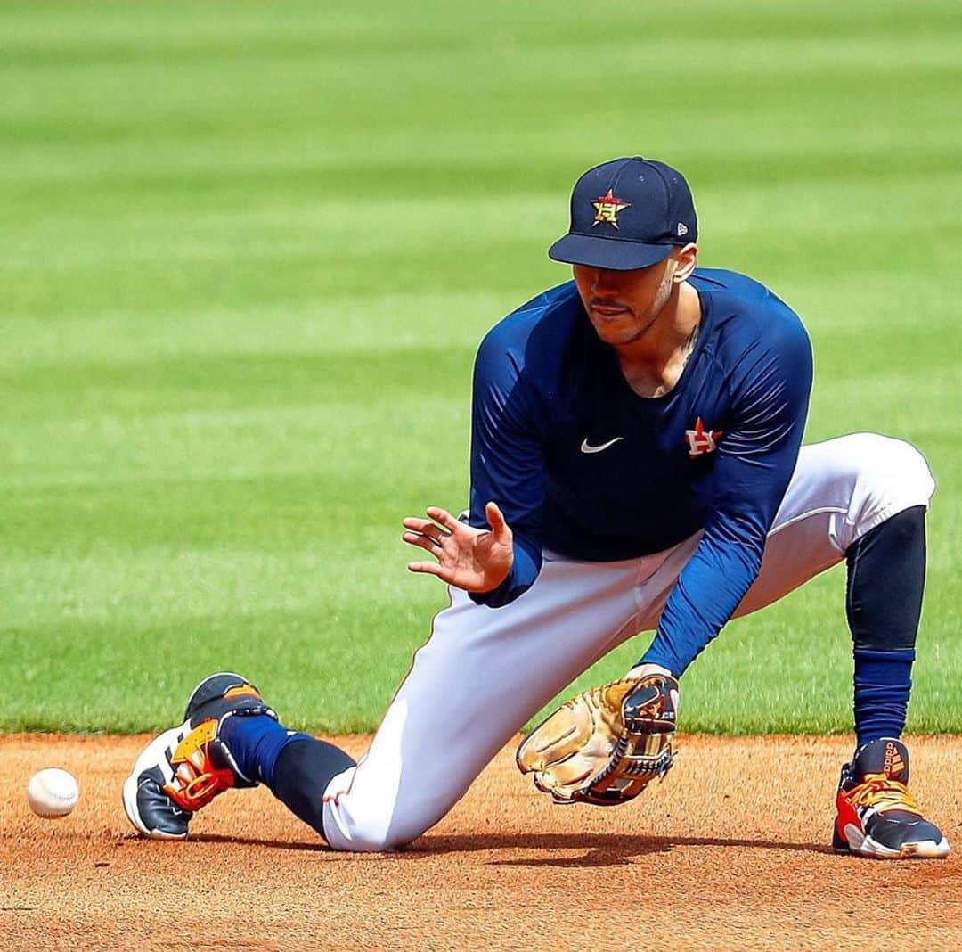 カルロス・コレアのインスタグラム：「Back on the field turning double plays 🙏🏽」