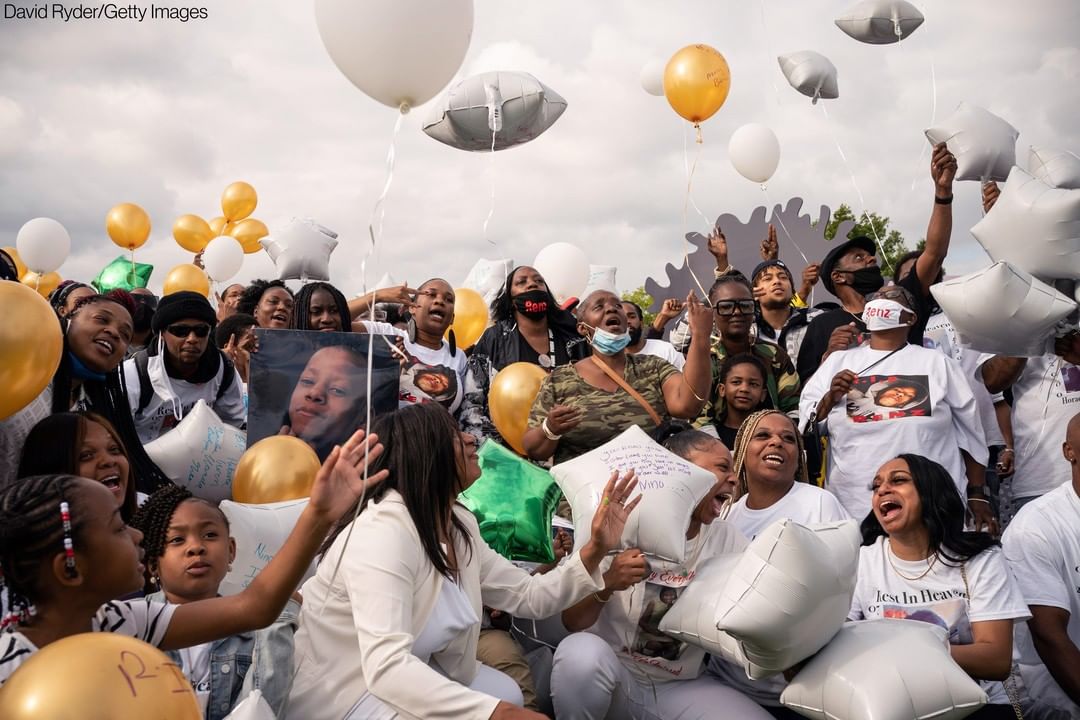 ABC Newsさんのインスタグラム写真 - (ABC NewsInstagram)「Family members release balloons during a memorial and rally for peace in memory of Horace Lorenzo Anderson in Seattle, Washington. Anderson, who was 19-years-old, was shot and killed just outside of the Capitol Hill Organized Protest (CHOP) zone in Seattle on June 20.」7月4日 4時19分 - abcnews