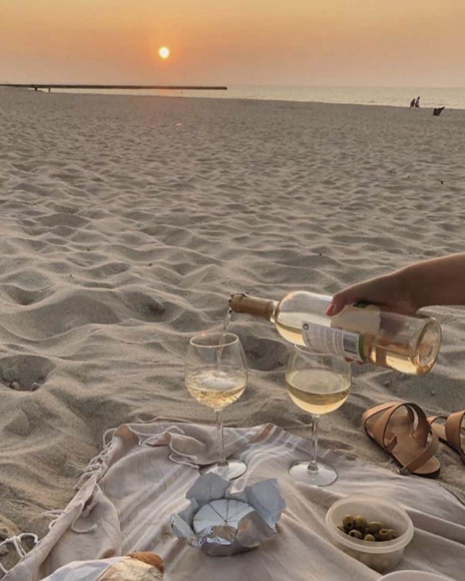 Mathilde Goehlerのインスタグラム：「Soon us ⛱💛 source @pinterest」