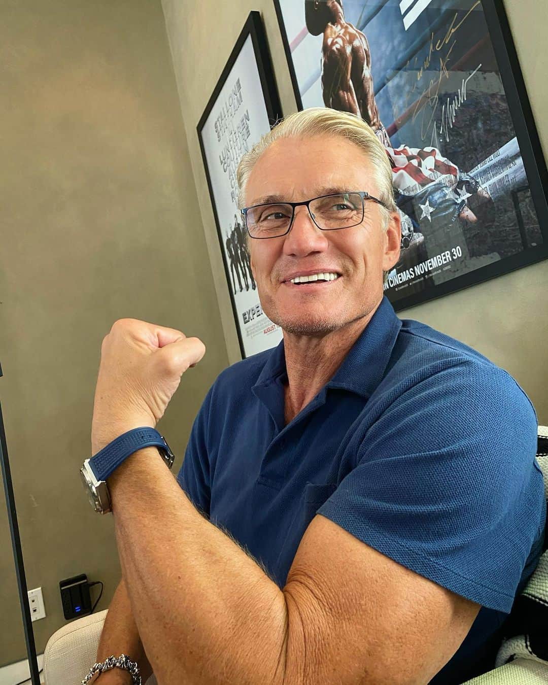 ドルフ・ラングレンのインスタグラム：「Flex friday💪🏻 Working in my home office🤓」