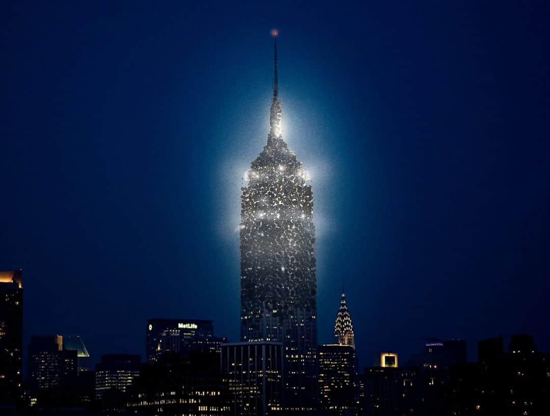 ジ・オニオンさんのインスタグラム写真 - (ジ・オニオンInstagram)「Lit-Up Empire State Building Covered In Thick Layer Of Moths」7月4日 4時35分 - theonion