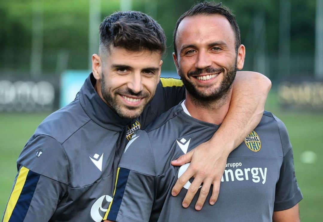 ミゲル・ヴェローゾさんのインスタグラム写真 - (ミゲル・ヴェローゾInstagram)「Il nostro bomber e capitano ⚽️ 😄 #neverstopsmiling @pazzini @hellasveronafc」7月4日 4時34分 - miguelvelosoofficial