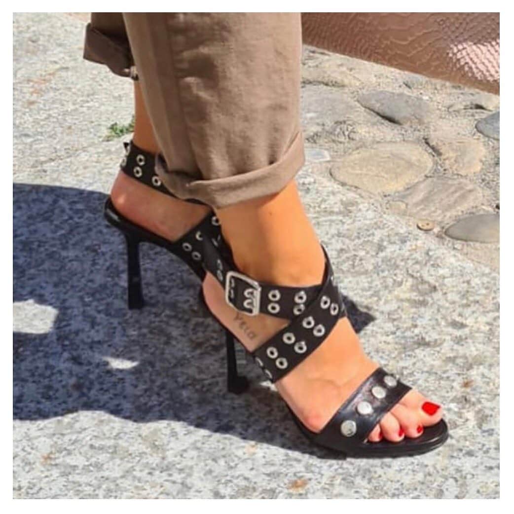 のインスタグラム：「#islo #isloshoes #isloisabellalorusso #shoes #sandals #details #detailsmakethedifference #borchie #studs #shop #ilguardaroca #correggio #solocosebelle #moodoftheday #shopping #shoppingonline #madeinitaly #lachi #staytuned」