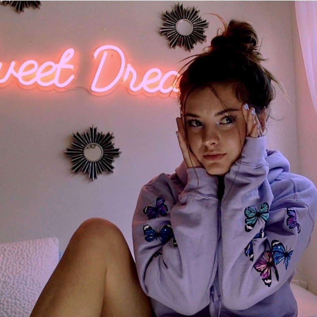 Brooke Marie Hylandのインスタグラム：「Day dreamer & a night thinker 💟  —- g i v e a w a y:  •Make sure you’re following me and @yellowpop_studio  •Like this post  •Tag 2 friends for the chance to win a sign so we can be twins 💓 WINNER: @briava99」