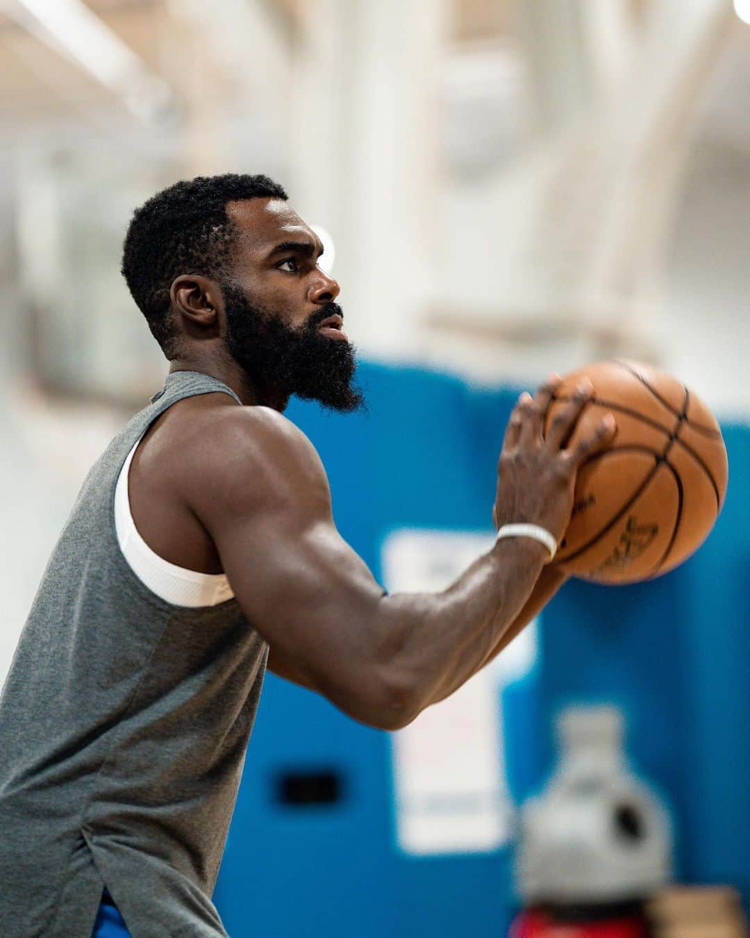 ティム・ハーダウェイ・ジュニアのインスタグラム：「Another day in paradise🌴🏀🌴」
